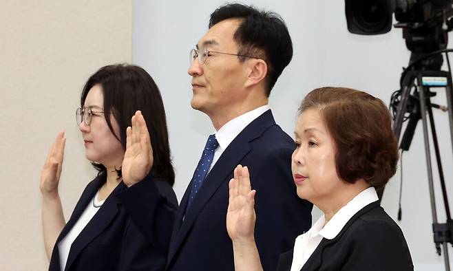 손효숙 리박스쿨 대표(오른쪽)가 10일 국회 교육위원회에서 열린 리박스쿨 청문회에서 증인선서를 하고 있다. 왼쪽부터 이수정 전 교육부 장관 정책자문관, 장신호 서울교대 총장, 손 대표. 김경호 선임기자 jijae@hani.co.kr