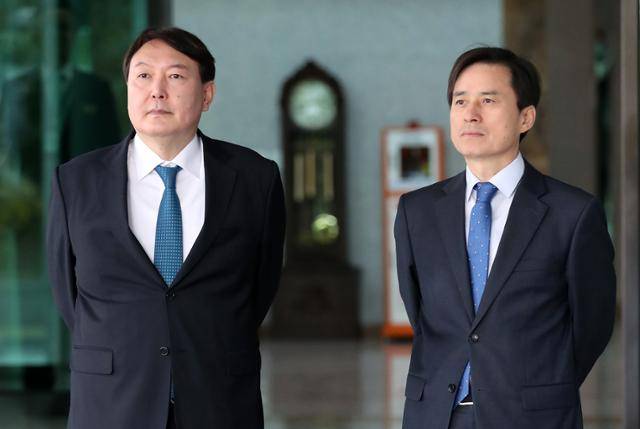 2017년 10월 23일 조은석(오른쪽) 당시 서울고검장과 윤석열 서울중앙지검장이 서울고검에서 열린 국회 법사위 국정감사에 앞서 국감장에 도착하는 의원들을 기다리고 있다. 뉴스1