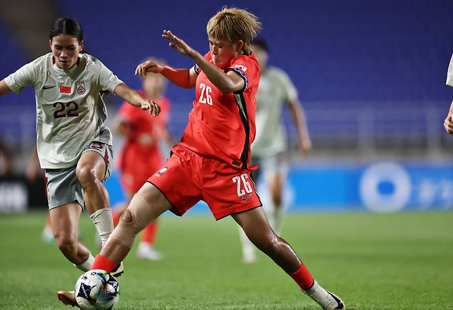 <yonhap photo-6056=""> 볼 지키는 김민지 (수원=연합뉴스) 윤동진 기자 = 9일 수원월드컵경기장에서 열린 2025 동아시아축구연맹(EAFF) E-1 챔피언십(동아시안컵) 여자부 대한민국 대 중국 경기. 한국 김민지가 볼을 소유하고 있다. 2025.7.9 mon@yna.co.kr/2025-07-09 22:28:43/ <저작권자 ⓒ 1980-2025 ㈜연합뉴스. 무단 전재 재배포 금지, AI 학습 및 활용 금지></yonhap>