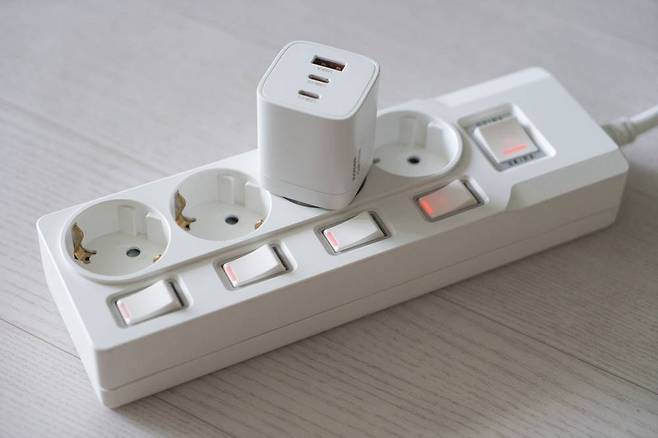 시중에서 쉽게 구할 수 있는 멀티탭의 최대 소비전력은 2800W 수준이다. 헤어드라이어나 전자레인지까지는 괜찮으나 에어컨, 전기난로, 인덕션 용도로는 부적합하다 / 출처=IT동아
