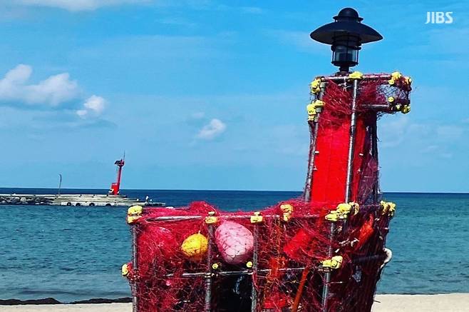 과거 이호 필터 페스티벌 현장에 설치된 업사이클 아트 조형물. 이호동 주민자치위원회와의 협업으로 제작해, 지역성과 환경 메시지를 동시에 담았다는 평가를 받았다. (제주관광공사 제공)