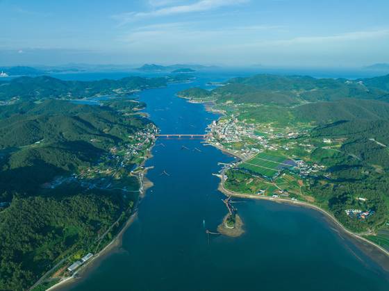 세계중요농업유산에 등재된 '남해 죽방렴'이 있는 경남 남해 지족해협. 사진 남해군