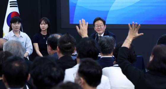 이재명 대통령이 25일 광주시 동구 국립아시아문화전당에서 열린 호남 지역발전을 위한 간담회에서 참석자들의 질문을 받고 있다. 대통령실사진기자단