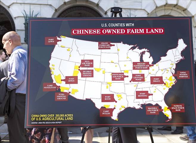 < 美기지 옆 중국인 농지 수두룩 > 브룩 롤린스 미국 농무부 장관이 8일(현지시간) 국가 안보를 이유로 “중국인 및 외국 적대 세력이 미국 농지를 매수하는 것을 금지한다”고 발표했다. 이날 회견장에 전시된 게시판에 미군 기지 주변에 있는 중국계 기업 및 중국인 소유 농지가 노란색으로 표시돼 있다. /AP연합뉴스