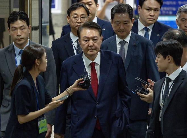 윤석열 전 대통령이 9일 서울 서초구 서울중앙지방법원에서 열린 2차 구속 전 피의자 심문(영장실질심사)을 마친 뒤 서울구치소로 향하고 있다.