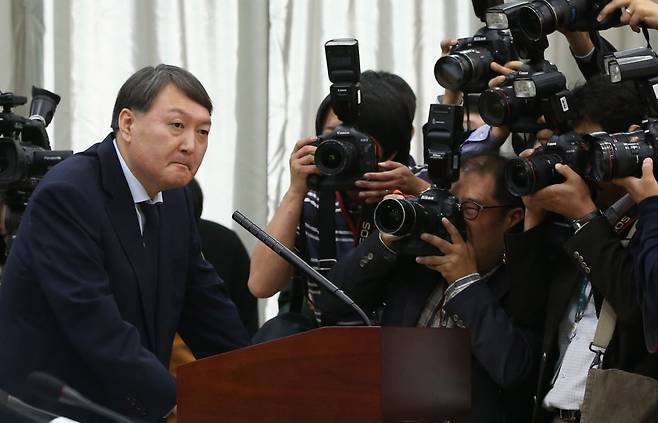 2013년 10월 21일 서울고등검찰청에서 열린 국회 국정감사에서 국정원 대선 개입 사건 특별수사팀장이었던 윤석열 당시 여주지청장이 위원들의 질의에 답하는 모습/ 사진=연합뉴스