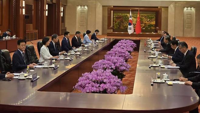 이학영 국회 부의장을 비롯한 국회 대표단이 10일 중국 베이징 인민대회당에서 자오러지 전국인민대회 상무위원장 등과 회담하고 있다. 베이징 특파원단 공동취재