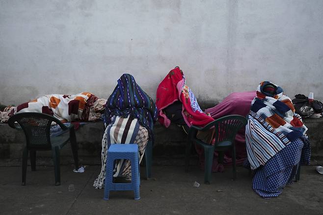 과테말라 남부에 규모 5.7 지진이 발생한 이후 9일(현지시간) 새벽 팔린 주민들이 집 밖으로 피신해있다. AP연합뉴스