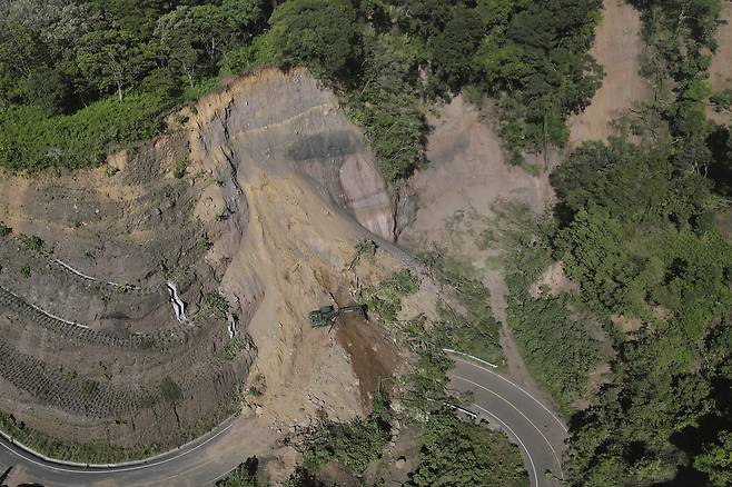 9일(현지시간) 규모 5.7 지진 여파로 과테말라 팔린에서 산사태가 발생해 도로가 흙에 파묻혀있다. AP연합뉴스