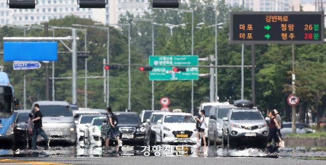 지난 8일 폭염 경보가 발효 중인 서울 여의도 여의대로에 아지랑이가 피어오르고 있다. 권도현 기자