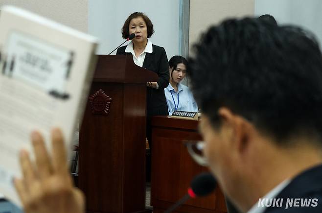 손효숙 리박스쿨 대표가 10일 서울 여의도 국회 교육위원회에서 열린 리박스쿨 청문회에서 의원 질의에 답하고 있다.