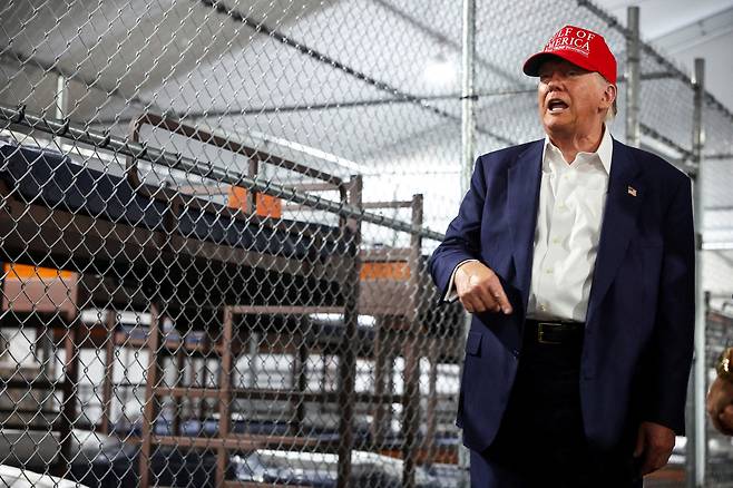 도널드 트럼프 미국 대통령이 지난 1일(현지시간) 악어가 서식하는 플로리다주 에버글레이즈 늪지대에 신설된 불법 이민자 수용시설 ‘악어 앨커트래즈’를 시찰하고 있다. 로이터연합뉴스