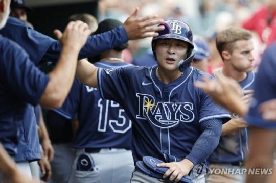 역전 득점을 올리고 동료 선수들의 축하를 받는 김하성 / 사진=연합뉴스