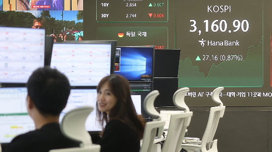 10일 서울 중구 하나은행 딜링룸 전광판에 개장 시황이 나오고 있다. (사진=연합뉴스)