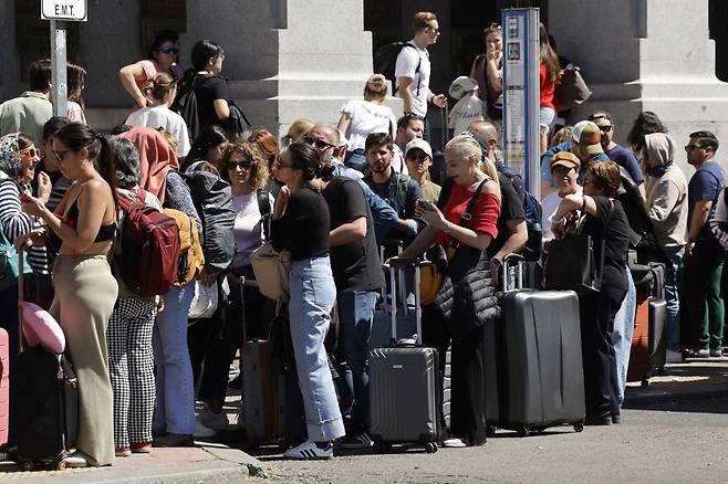 4월28일(현지시간) 스페인와 프랑스 남부에 정전이 발생한 가운데 마드리드 도심에서 관광객들이 공항으로 가기 위해 버스를 기다리고 있다./AFPBBNews=뉴스1