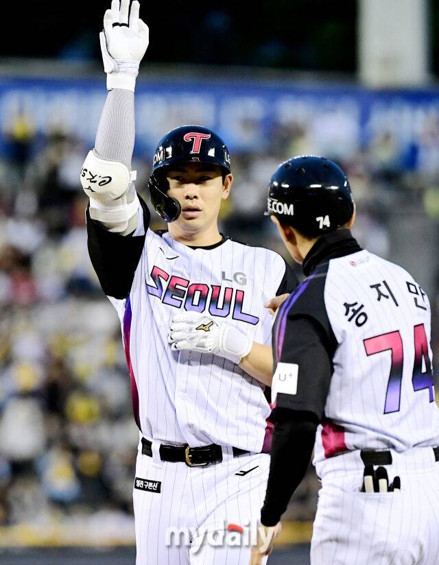 2일 오후 서울 잠실야구장에서 진행된 '2025 프로야구 KBO리그' LG트윈스와 SSG랜더스의 경기. LG 홍창기가 3회말 1사에서 안타를 친 뒤 환호하고 있다./마이데일리