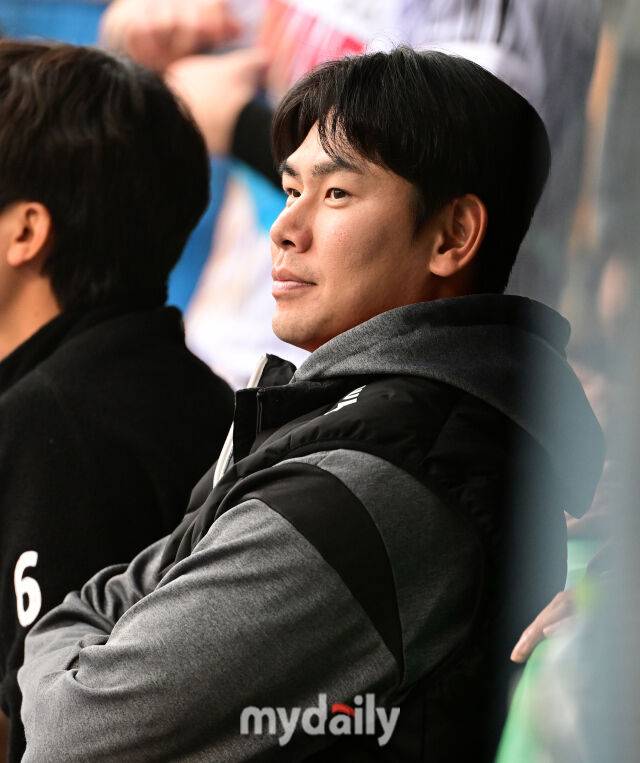 2025년 4월 12일 오후 서울 잠실구장에서 진행된 '2025 신한 SOL뱅크 KBO 리그' 두산 베어스와 LG 트윈스의 경기. LG 홍창기가 더그아웃에서 경기를 지켜보고 있다./마이데일리