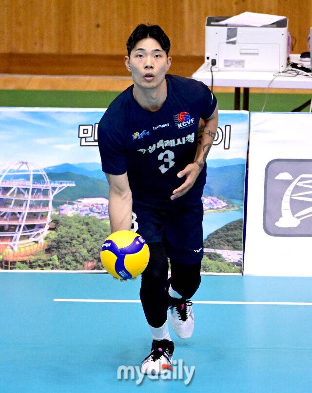 2025년 7월 6일 충청북도 단양군체육관에서 '2025 한국실업배구연맹&프로배구퓨처스 챔프전 단양대회', 우리카드와 화성특례시청의 경기가 열렸다.화성특례시청 최익제가 서브를 넣고 있다./마이데일리