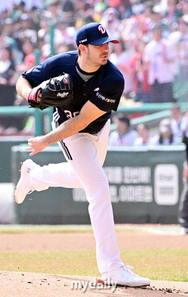 두산 선발 잭로그가 23일 인천 SSG랜더스필드에서 진행된 ‘2025 신한 SOL BANK KBO리그’ 두산-SSG의 경기에서 투구 준비를 하고 있다./마이데일리