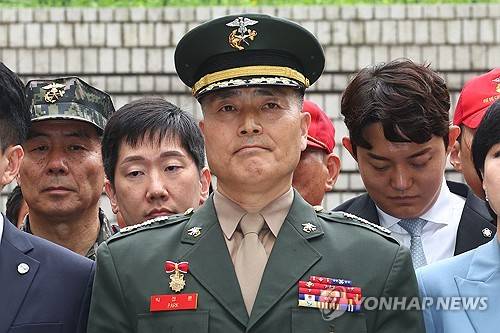 박정훈 대령 (서울=연합뉴스) 서대연 기자 = 해병대 채모 상병 순직 사건과 관련해 1심에서 무죄를 선고받은 박정훈 전 해병대 수사단장(대령)이 16일 서울 서초구 서울고등법원에서 열린 2심 준비공판에 출석하기 전 기자회견을 열고 있다. 2025.5.16 dwise@yna.co.kr