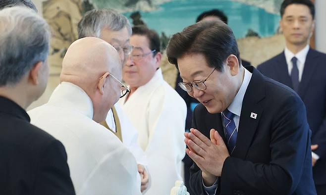 이재명 대통령이 9일 용산 대통령실에서 오찬에 참석한 조계종 총무원장 진우스님과 인사하며 합장하고 있다. 연합뉴스