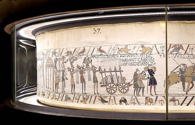 11세기 프랑스에서 제작된 이른바 ‘바이외 태피스트리’의 일부. 1066년 노르망디 공작 윌리엄의 잉글랜드 정복을 사실적으로 그린 직물 자수품이다. 당대 유럽인의 생활상을 세밀하게 묘사해 미술사적 가치가 큰 문화유산으로 평가된다. 프랑스 바이외 태피스트리 박물관 홈페이지