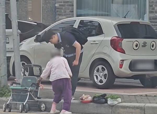 지난 7일 동두천중 남학생이 노점에서 농작물을 파는 할머니와 대화하는 모습. SNS 캡처