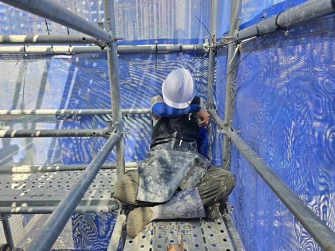 쓰러질 듯한 야외 노동자들 - 기록적인 폭염이 이어진 9일 서울 마포구의 한 건설 현장에서 콘크리트 타설 작업을 하던 노동자가 쪼그려 앉아 흐르는 땀을 닦고 있다. 박효준 기자