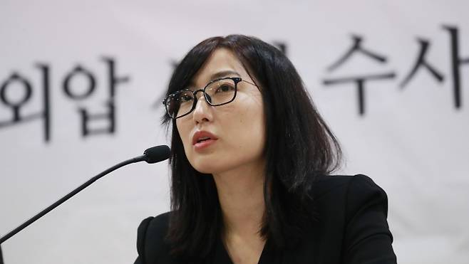 안미현 - <YONHAP PHOTO-2228> 안미현 검사 “문무일 총장도 외압” (서울=연합뉴스) 한종찬 기자 = 강원랜드 채용비리 수사에 외압이 있었다고 폭로한 안미현 의정부지검 검사가 15일 서울 서초구 변호사 교육문화회관에서 기자회견을 열고 문무일 현 검찰총장 역시 수사에 외압을 행사한 의혹이 있다며 진상 규명을 요구하고 있다. 2018.5.15 saba@yna.co.kr/2018-05-15 10:57:58/ <저작권자 ⓒ 1980-2018 ㈜연합뉴스. 무단 전재 재배포 금지.>