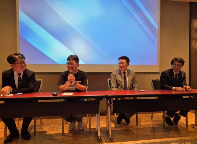 김동회(왼쪽부터) 네이버클라우드 AI 솔루션 클로바 케어콜 JP 이사와 김유원 네이버클라우드 대표, 시마오카 타케시 라인웍스 코퍼레이션 대표, 경성민 네이버클라우드 클라우드 제품 전략 이사가 9일 일본 오사카 한 호텔에서 열린 ‘라인웍스 일본 출시 10주년’ 기자간담회에서 사업 전략을 소개하고 있다. 오사카=김성태 기자