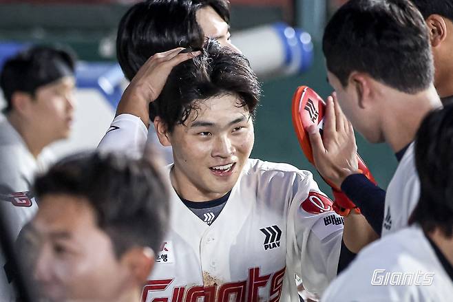 롯데 박찬형이 9일 사직구장에서 열린 두산과 홈경기 연장 11회초 기민한 판단으로 연달아 호수비를 펼치며 팀의 5-4 끝내기 승리에 일조했다. 사진제공|롯데 자이언츠