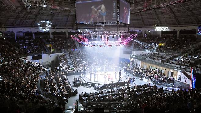 로드FC가 지난달 28일 서울 장충체육관에서 개최한 ‘굽네 로드FC 073’은 온라인과 오프라인에서 엄청난 파급력을 보였다. SNS와 유튜브 등 로드FC 공식 채널에서만 약 5000만 조회수를 기록했고, 현장에서 판매된 티켓은 모두 매진됐다. 사진은 굽네 로드FC 073 대회가 열린 장충체육관. 사진제공|로드FC