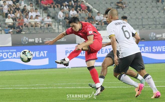 2025 동아시아축구연맹(EAFF) E-1 풋볼 챔피언십(동아시안컵) 한국-중국전이 7일 경기도 용인미르스타디움에서 열렸다. 대한민국 이동경이 중국 후앙 젱위의 수비에 앞서 슈팅을 날리고 있다. /사진=김진경 대기자