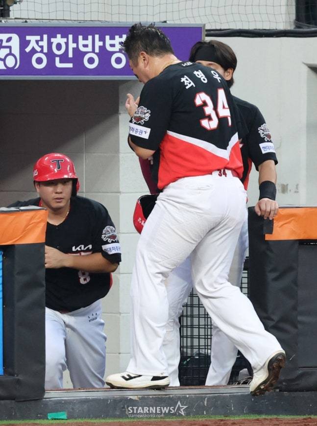 2025 신한 SOL Bank KBO리그 한화 이글스 대 KIA 타이거즈 경기가 8일 대전한화생명 볼파크에서 열렸다. KIA 3회초 1사 1루에서 1루주자 최형우가 오선우의 2루타 때 3루까지 내달린 후 대주자 이창진과 교체되고 있다. /사진=김진경 대기자