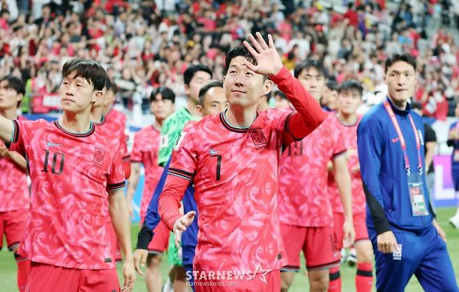 주장 손흥민과 부주장 이재성이 지난달 10일 서울월드컵경기장에서 북중미월드컵 최종예선 마지막 경기인 쿠웨이트전에서 승리한 후 월드컵11연속 본선진출을 축하하기위해 그라운드를 돌고 있다. /사진=강영조 선임기자