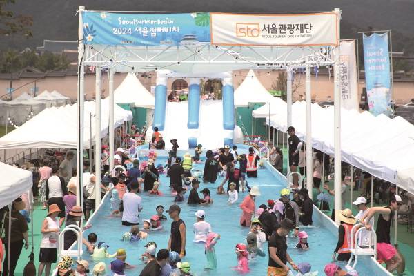 2025 서울썸머비치는 대형 수영장을 2동으로 확대했다. 사진은 '2024 서울썸머비치' 현장 /서울관광재단