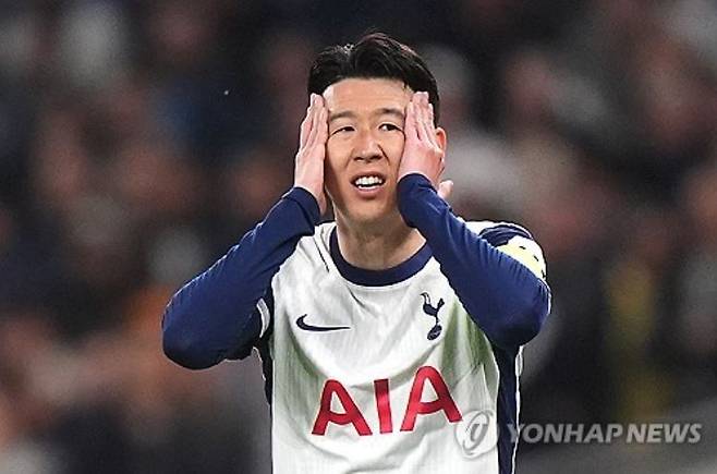 영국 매체 풋볼 인사이더는 9일(한국시간) 모하메드 쿠두스(웨스트햄 유나이티드)의 합류는 손흥민에게 어려움을 가져올 수 있다고 주장했다. 2000년생 가나 윙어 모하메드 쿠두스는 현재 이적료 5500만 파운드(약 1027억원)로 토트넘에 합류하는 것이 유력하다. 매체는 쿠두스가 합류할 경우 손흥민의 입지가 위협을 받을 것으로 예상했다. 연합뉴스