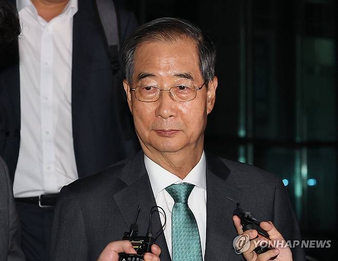 내란특검 조사 마친 한덕수 전 국무총리 (서울=연합뉴스) 임화영 기자 = 한덕수 전 국무총리가 2일 서울 서초구 서울고검에서 내란특검 조사를 받은 뒤 청사를 떠나고 있다. 2025.7.2 hwayoung7@yna.co.kr