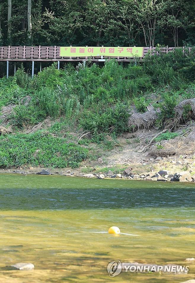 '물놀이 위험구역' (금산=연합뉴스) 강수환 기자 = 10일 오전 충남 금산군 제원면 천내리 기러기공원 인근 유원지에 '물놀이 위험구역'임을 알리는 현수막이 붙어 있고, 강 중간에는 안전 부표가 설치돼 있다. 이곳에서는 전날 오후 6시 19분께 물놀이를 하던 20대 5명 중 4명이 실종됐다가 숨진 채 발견됐다. 2025.7.10 swan@yna.co.kr