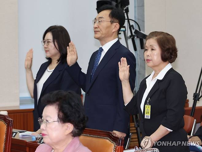 증인선서 하는 손효숙 리박스쿨 대표 (서울=연합뉴스) 김주성 기자 = 손효숙 리박스쿨 대표(오른쪽)가 10일 서울 여의도 국회 교육위원회에서 열린 리박스쿨 청문회에서 증인선서를 하고 있다. 왼쪽부터 이수정 전 교육부 장관 정책자문관, 장신호 서울교대 총장. 손대표. 2025.7.10 utzza@yna.co.kr