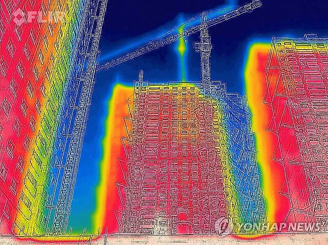 붉게 타오르는 아파트 신축 공사 현장 (광주=연합뉴스) 정다움 기자 = 낮 최고기온이 36.7도까지 올라 7월 상순 기온값 신기록이 세워진 지난 9일 오전 광주 서구 한 아파트 신축 공사 현장을 열화상 카메라로 촬영한 모습. 온도가 낮은 곳은 푸르게, 높은 곳은 붉게 표시돼 있다. 2025.7.10 daum@yna.co.kr