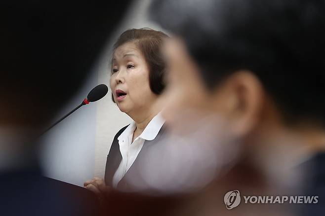 답변하는 손효숙 리박스쿨 대표 (서울=연합뉴스) 김주성 기자 = 손효숙 리박스쿨 대표가 10일 국회 교육위원회에서 열린 리박스쿨 청문회에 참석해 극우 역사교육과 관련한 더불어민주당 고민정 의원의 질의에 답하고 있다. 2025.7.10 utzza@yna.co.kr