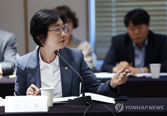 시민단체 질문에 답하는 이스란 차관 (서울=연합뉴스) 김성민 기자 = 이스란 보건복지부 1차관이 10일 서울 용산구 전쟁기념관에서 열린 '의료급여 제도개선 시민단체' 간담회에서 답변하고 있다. 2025.7.10 ksm7976@yna.co.kr