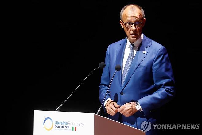 메르츠 총리 (로마 EPA=연합뉴스) 프리드리히 메르츠 독일 총리가 10일(현지시간) 이탈리아 로마에서 개막한 우크라이나 재건 회의에서 연설하고 있다. 2025.07.10 photo@yna.co.kr