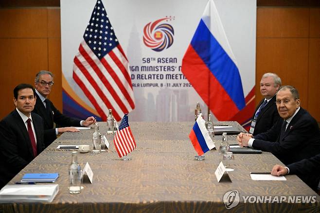 루비오 美국무-라브로프 러시아 외무 회담 (쿠알라룸푸르 로이터=연합뉴스) 10일(현지시간) 말레이시아 쿠알라룸푸르에서 마코 루비오 미국 국무장관(왼쪽)과 세르게이 라브로프 러시아 외무장관이 회담을 하고 있다. 2025.07.10