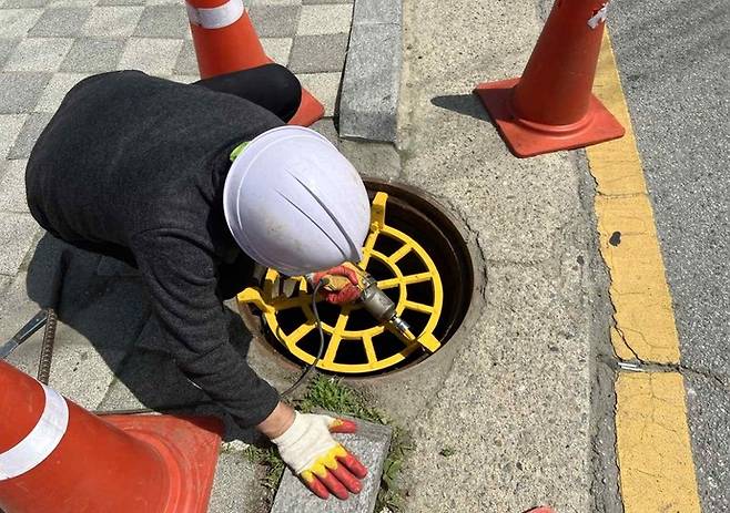 안성시는 상습 침수지역을 중심으로 맨홀 추락방지시설 설치를 선제적으로 추진하고 있다. 사진=안성시