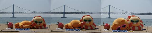 9일 오전 10시. 부산 수영구 광안리 해변 유니버셜 데크로드 앞(호메르스 호텔 앞)에 설치된 카카오 인기 캐릭터 ‘라이언’(왼쪽)과 ‘춘식이’ 애드벌룬이 잠에서 깨고 있다