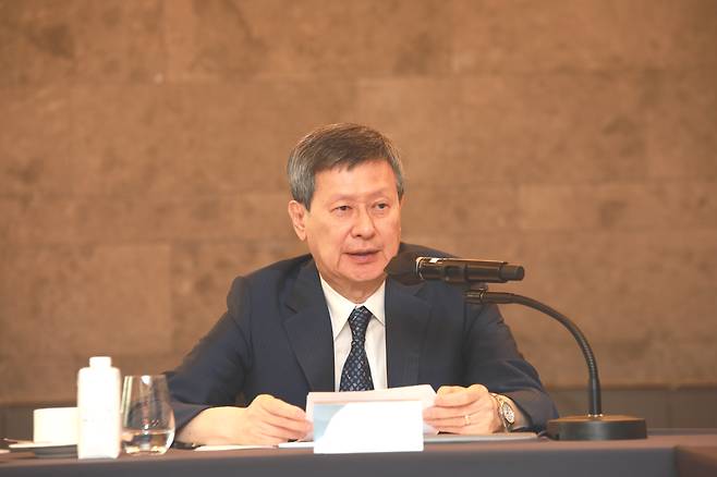 신동주 SDJ코퍼레이션 회장이 지난 10일 서울 용산구에서 진행된 인터뷰 중 기자 질의에 답변하고 있다./사진=SDJ코퍼레이션