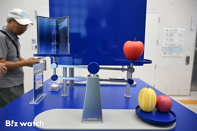 삼성전자가 오는 22일 출시하는 신제품 '갤럭시 Z 폴드7' 및 '갤럭시 Z 플립7'을 11일 서울 삼성 강남에서 전시하고 있다./사진=이명근 기자 qwe123@