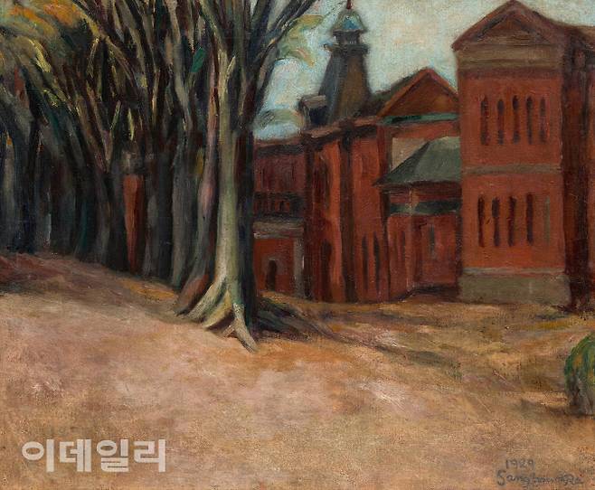 나상윤의 ‘동경제대 구내풍경’(1927). 도쿄여자미술학교에서 수학하던 시절의 작가가 현재 도쿄대인 동경제국대학 건물과 주변 숲을 그렸다. 1930년 ‘제9회 조선미술전람회’에 출품해 입선했다. 웅장한 나무들과 근대적인 건물에서 받은 인상을 사실적인 묘사보다는 감각적이고 서정적으로 표현했다. 남아 있는 작가의 유화작품 세 점 중 하나다. 캔버스에 유화 물감, 38.1×45.8㎝. 국립현대미술관 소장.